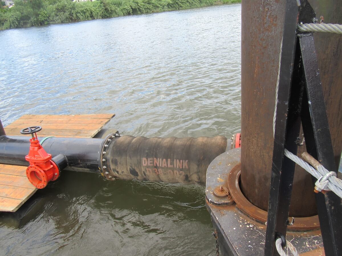 Denialink koppelslang tussen stalen pijpen persleidingen