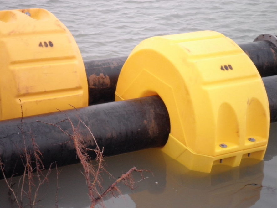 Drijvers op HDPE baggerpijpen in het water