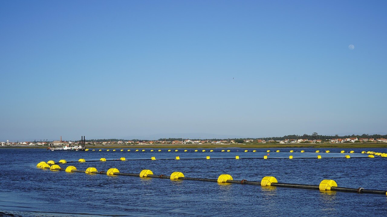 Drijvers op persleidingen in water