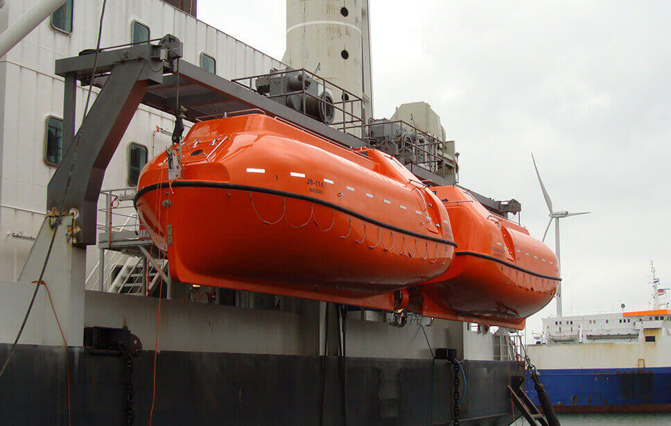 Grote reddingsboten aan offshore platform