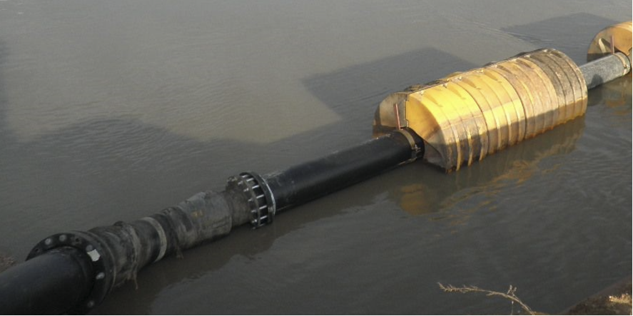 HDPE dredging pipes connected by a connection hose (sleeve)