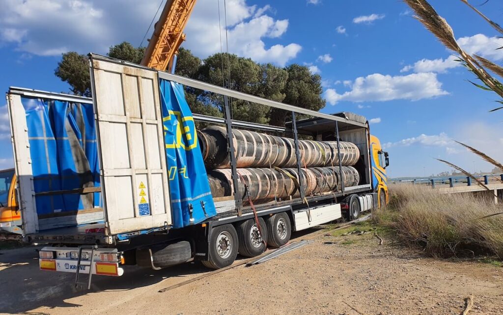 Loading used dredging hoses in trailer Loading used dredging hoses in trailer